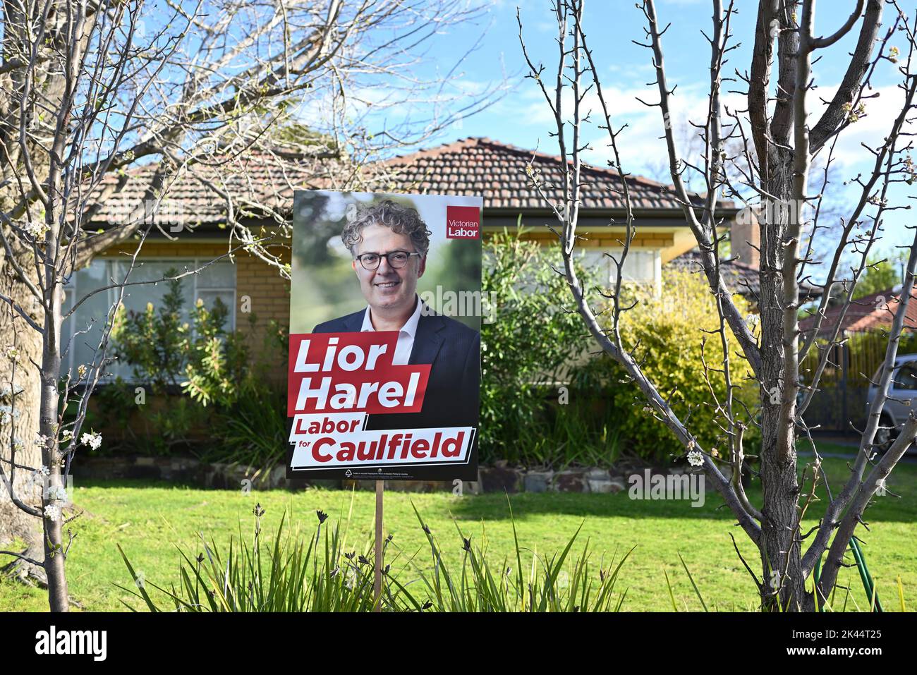 Die Wahl der Arbeiterpartei unterzeichnet für Lior Harel, den Kandidaten der Partei für die Wählerschaft von Caulfield, vor einem gepflegten Rasen- und Vorstadthaus Stockfoto