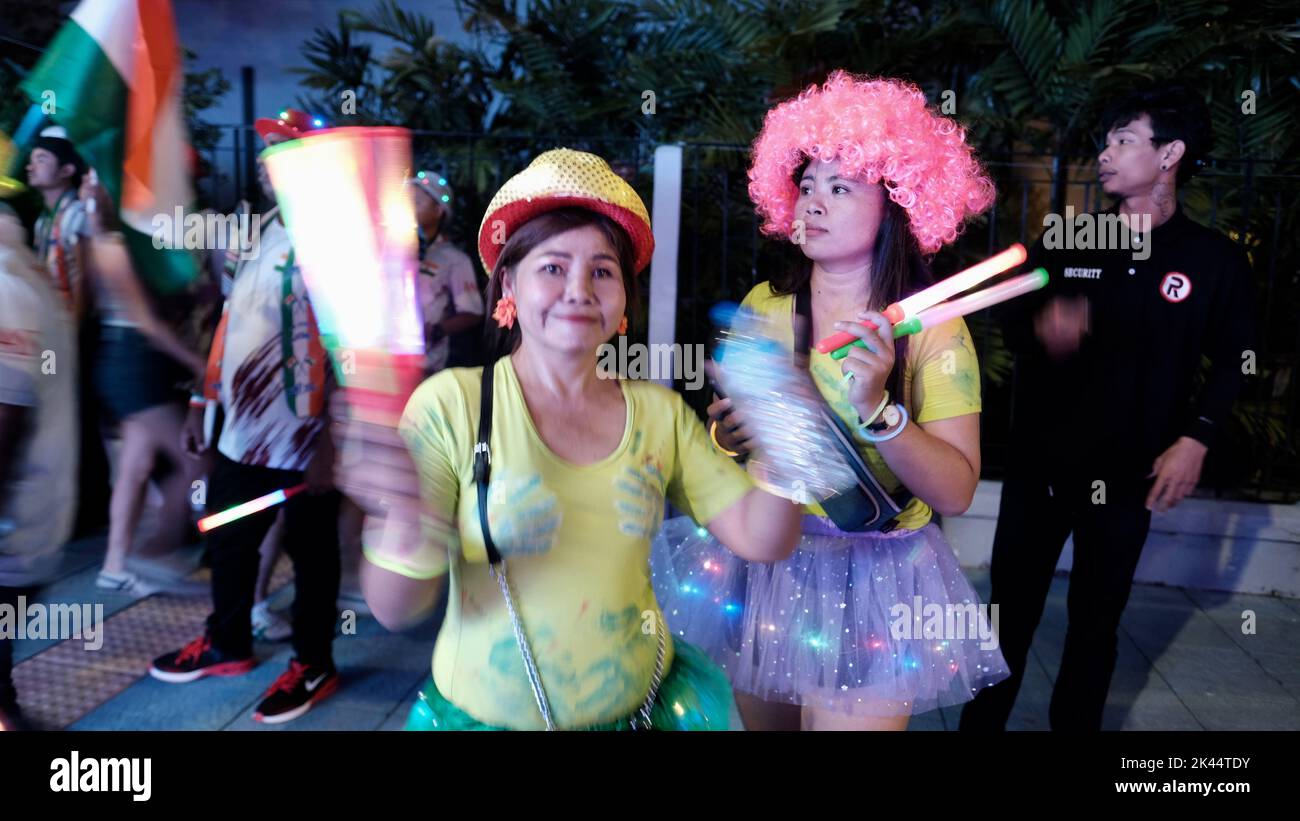 Tänzerinnen Let's Glow Together Night Parade Event auf der Beach Road in Pattaya Thailand Stockfoto