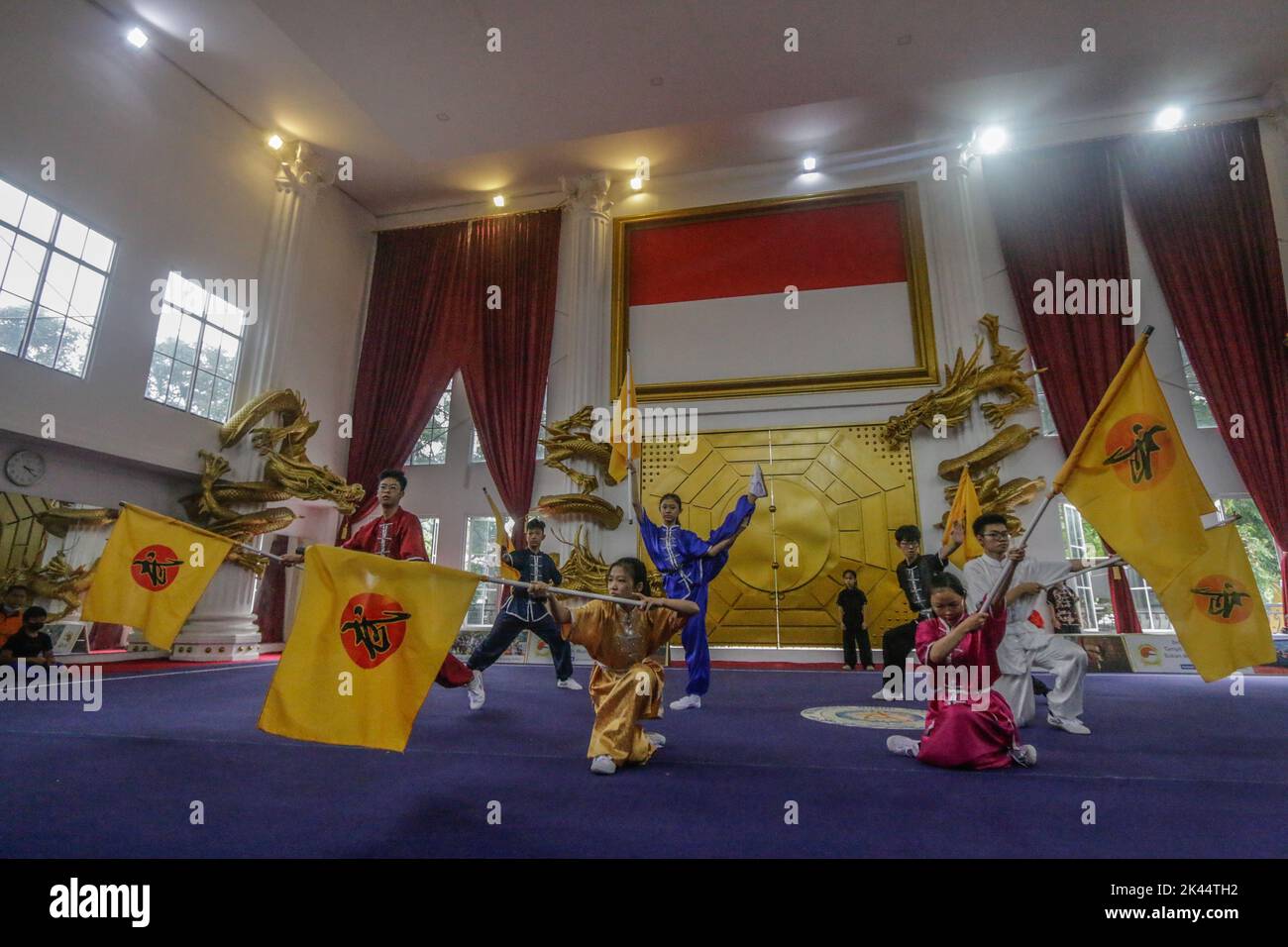 Wushu-Athleten aus verschiedenen Regionen in West-Java nahmen an den regionalen Wushu-Meisterschaften auf West-Java-Ebene beim Harmony Wushu Teil Stockfoto