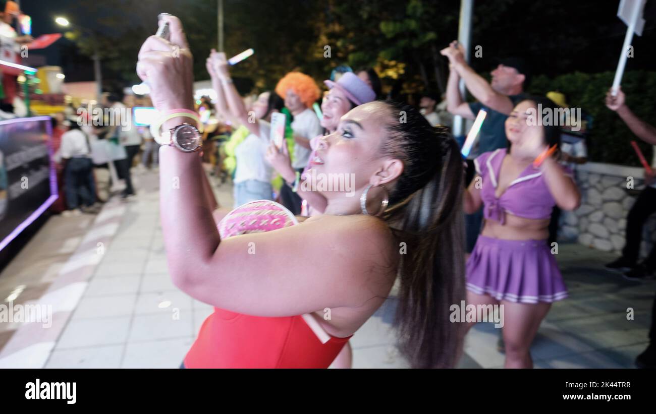 Let's Glow Together Night Parade Veranstaltung an der Beach Road in Pattaya Thailand Stockfoto