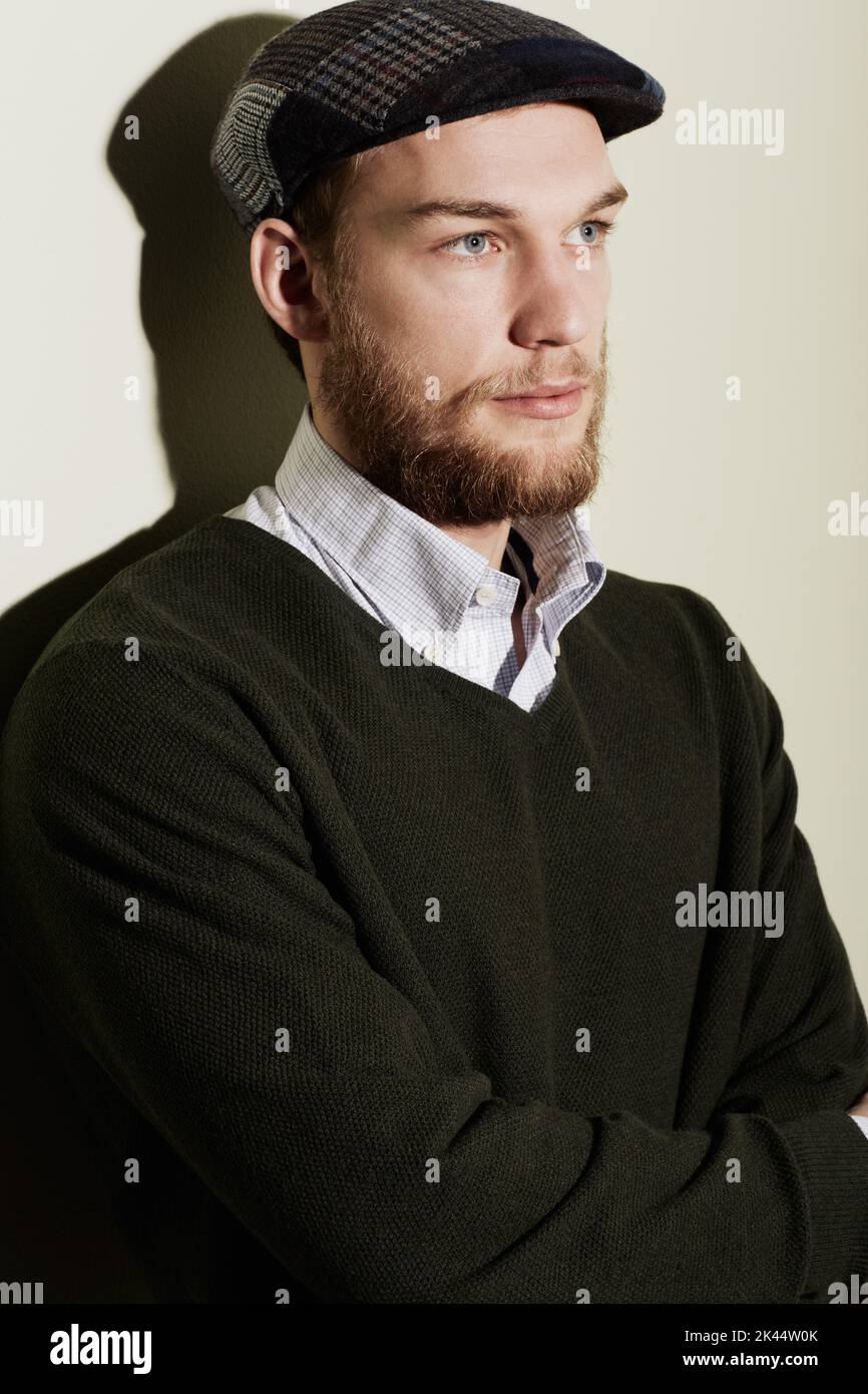 Nachdenken über die Vergangenheit. Ein nachdenklicher junger Mann, der für eine Studioaufnahme posiert. Stockfoto