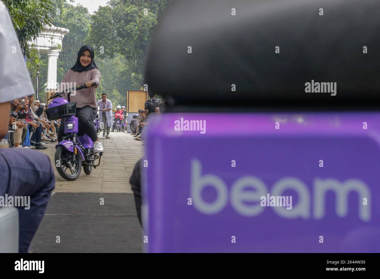 BOGOR, INDONESIEN - 23. September 2022: Einwohner nutzen Elektrofahrräder als umweltfreundlichen Transport in Bogor City, 23. September 2022 Stockfoto