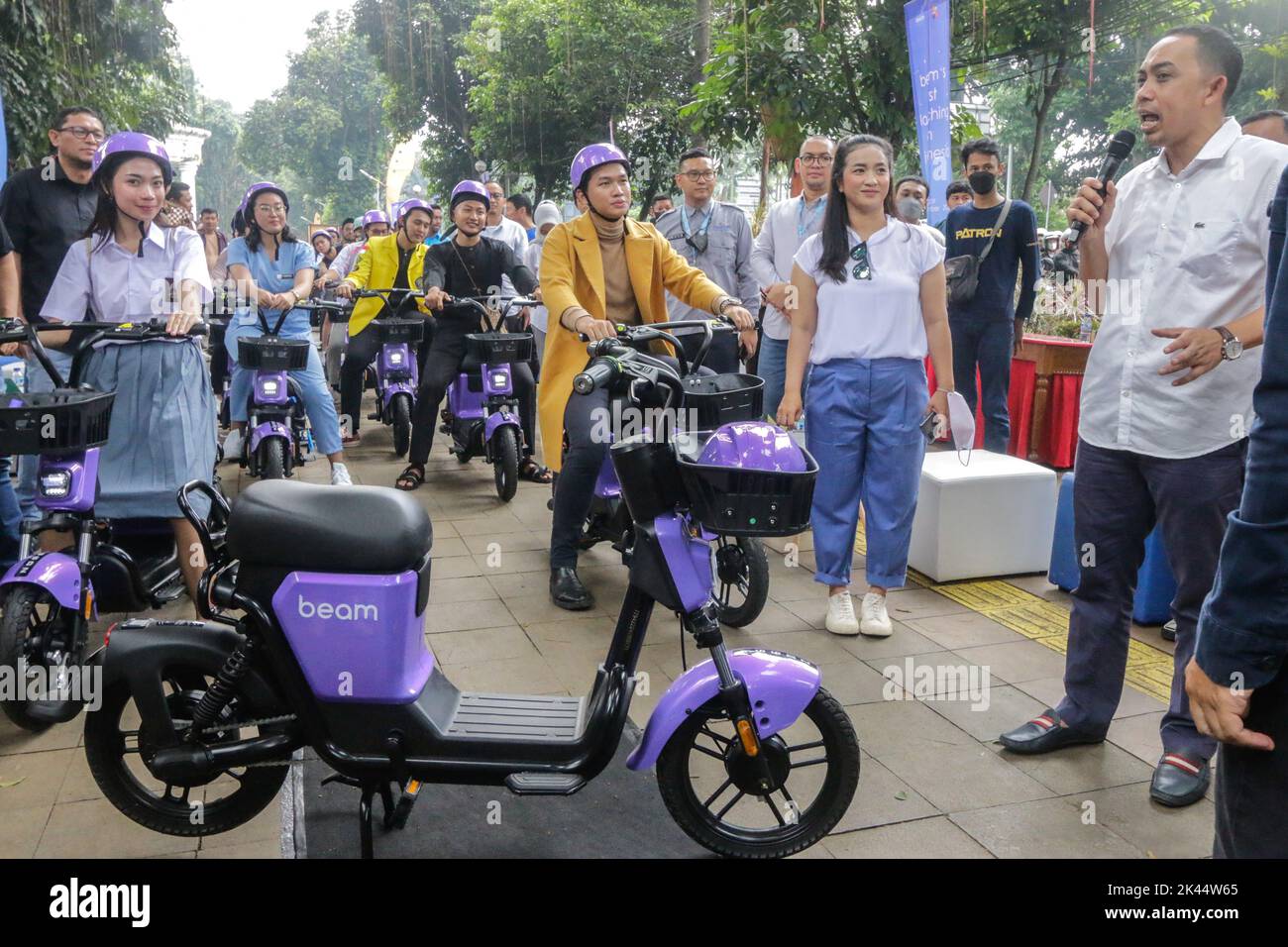 BOGOR, INDONESIEN - 23. September 2022: Einwohner nutzen Elektrofahrräder als umweltfreundlichen Transport in Bogor City, 23. September 2022 Stockfoto