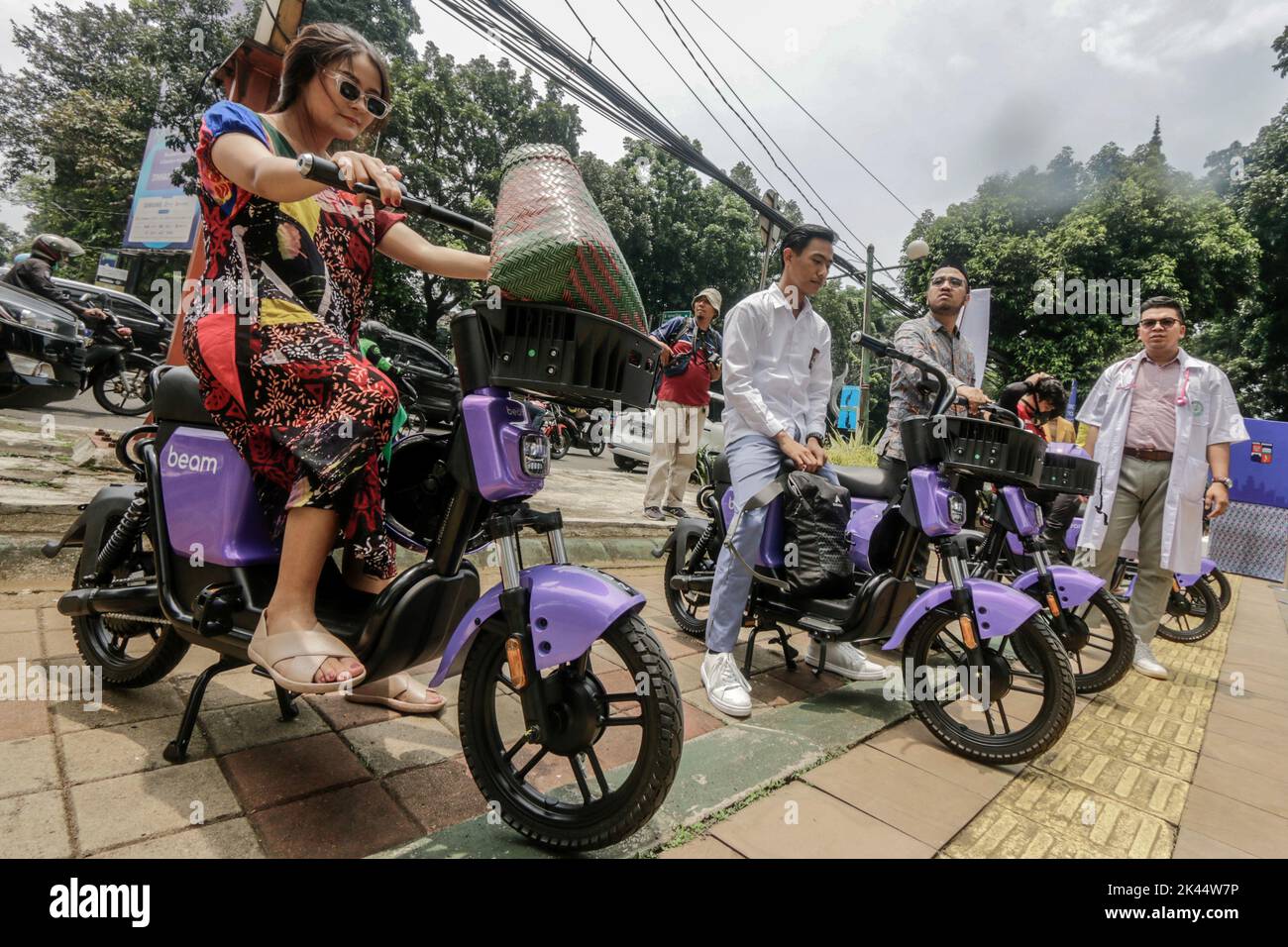 BOGOR, INDONESIEN - 23. September 2022: Einwohner nutzen Elektrofahrräder als umweltfreundlichen Transport in Bogor City, 23. September 2022 Stockfoto