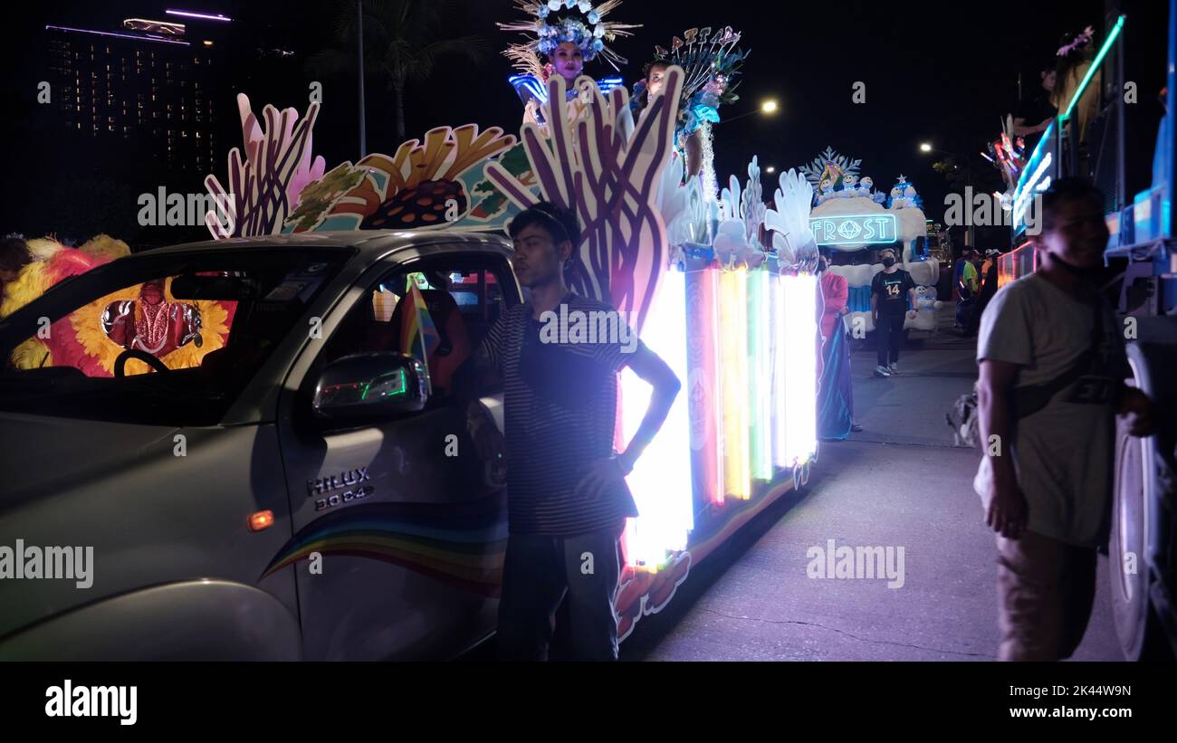 Let's Glow Together Night Parade Event auf der Beach Road in Pattaya Thailand Stockfoto