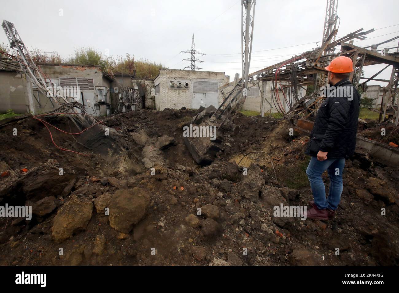 Nicht exklusiv: CHARKIW, UKRAINE - 28. SEPTEMBER 2022 - die Folgen des Raketenangriffs der russischen Truppen auf ein elektrisches Umspannwerk sind pic Stockfoto