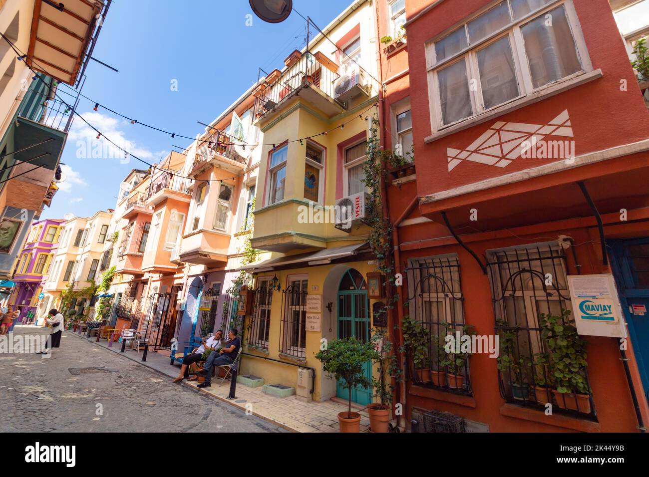 Reise nach Istanbul Hintergrundbild. Eine Straße im Stadtteil Balat. Istanbul Türkei - 8.20.2022 Stockfoto