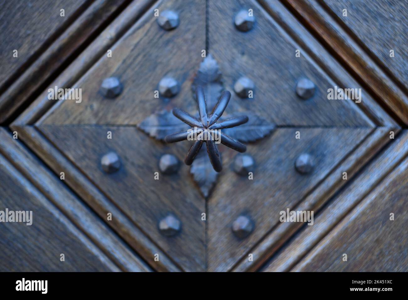 Detail einer alten Holztür mit traditionellem Metallknauf. Stockfoto
