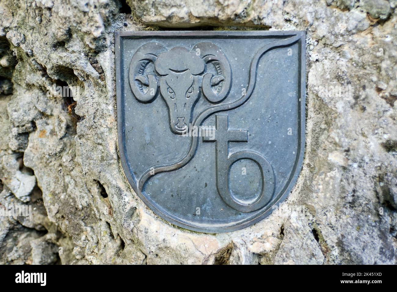 In Stein eingebettetes Metallwappen der Gemeinde Beuron im oberen Donautal, Landkreis Sigmaringen, Baden-Württemberg, Deutschland, Europa. Stockfoto
