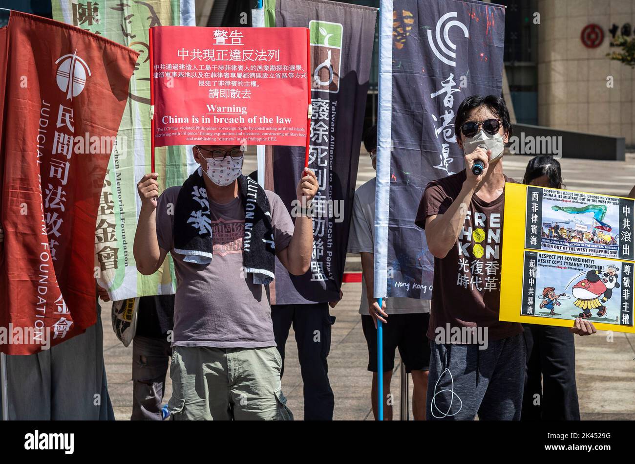 Taipeh. 30. September 2022. Menschenrechtsorganisationen protestieren gegen den chinesischen Autoritarismus und Imperialismus vor dem Hauptquartier der Bank of China in Taipei, Taiwan am 30/09/2022 protestieren Demonstranten gegen die Zusammenarbeit zwischen China und Russland angesichts des Krieges in der Ukraine, Sowie Menschenrechtsverletzungen auf dem Gebiet der Volksrepublik China von Wiktor Dabkowski Kredit: dpa/Alamy Live News Stockfoto