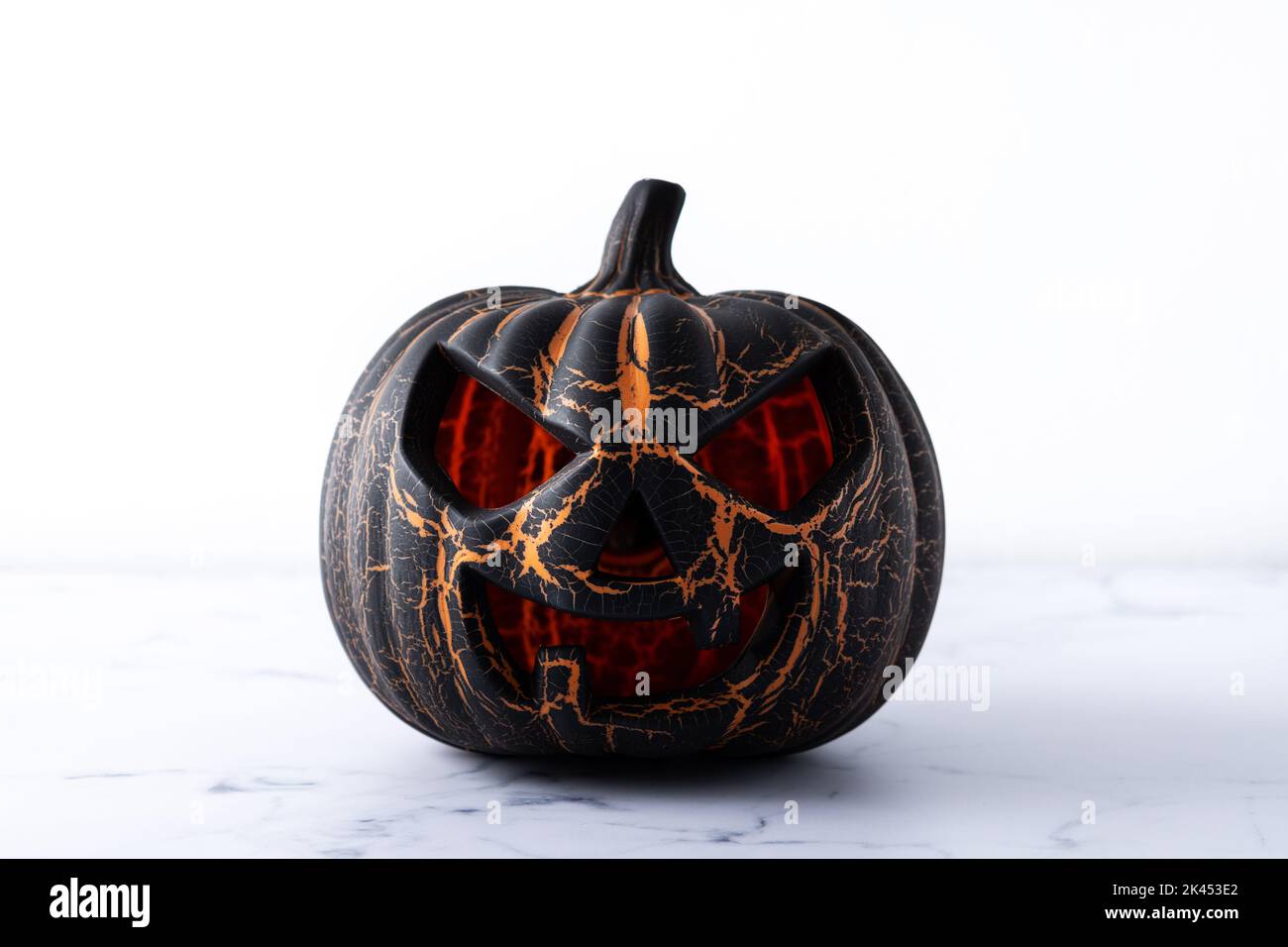 Schwarzer Halloween Kürbis auf weißem Marmorhintergrund Stockfoto