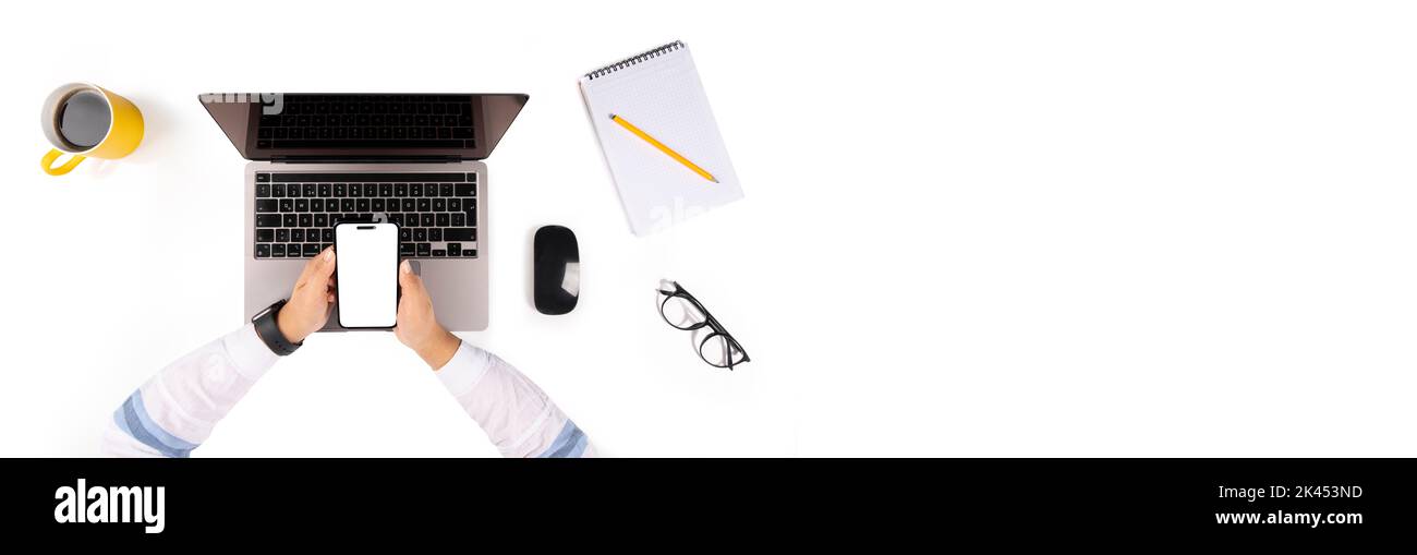 Arbeitsplatz in der Draufsicht, Frau mit Smartphone in der Draufsicht. Vertikale moderne Handy-Modell mit weißen leeren Bildschirm. Isoliert auf Weiß. Stockfoto