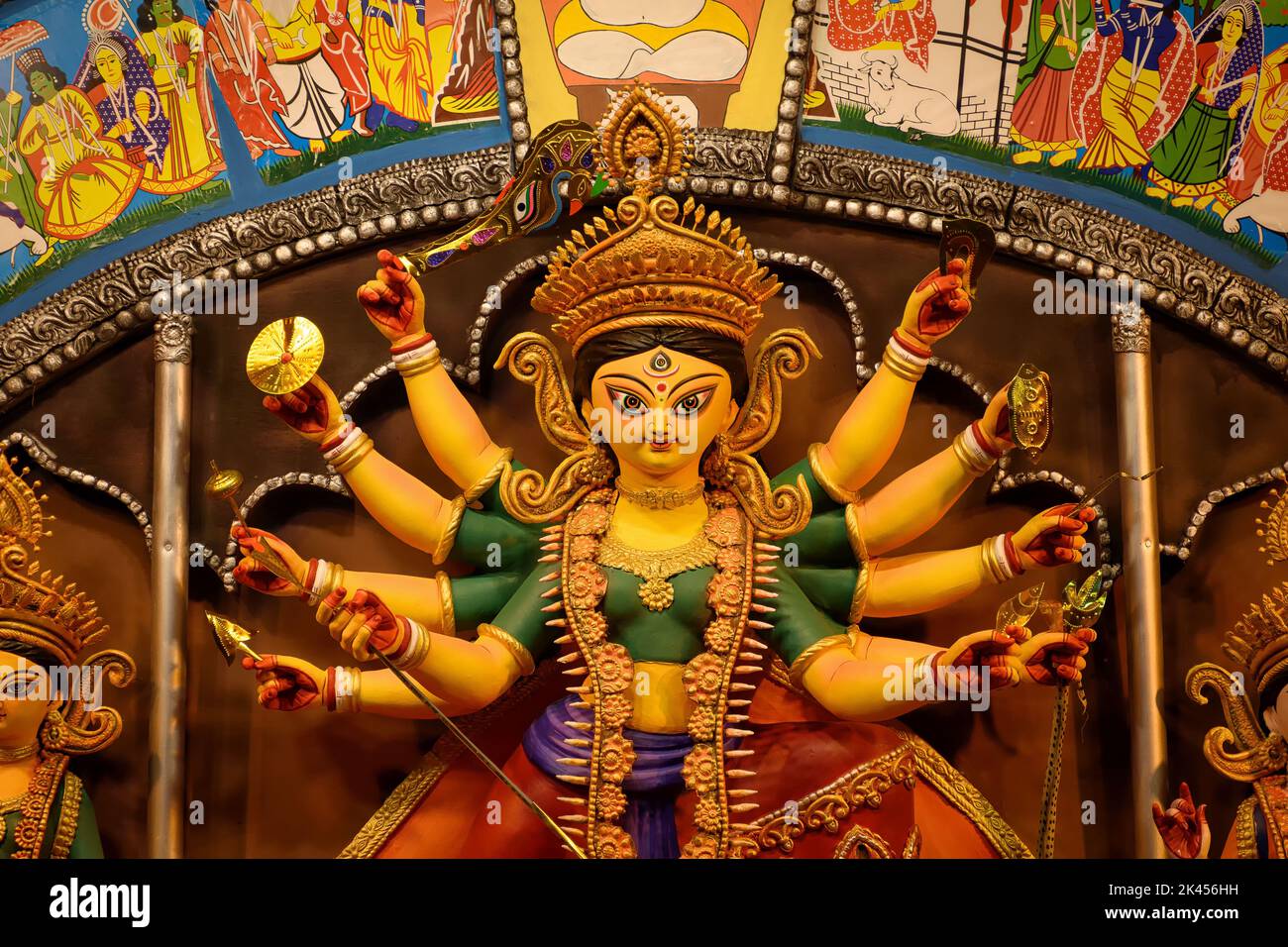 Idol der Göttin Durga devi im Puja-Pandal in Kalkata, Westbengalen, Indien. Durga Puja ist das ...