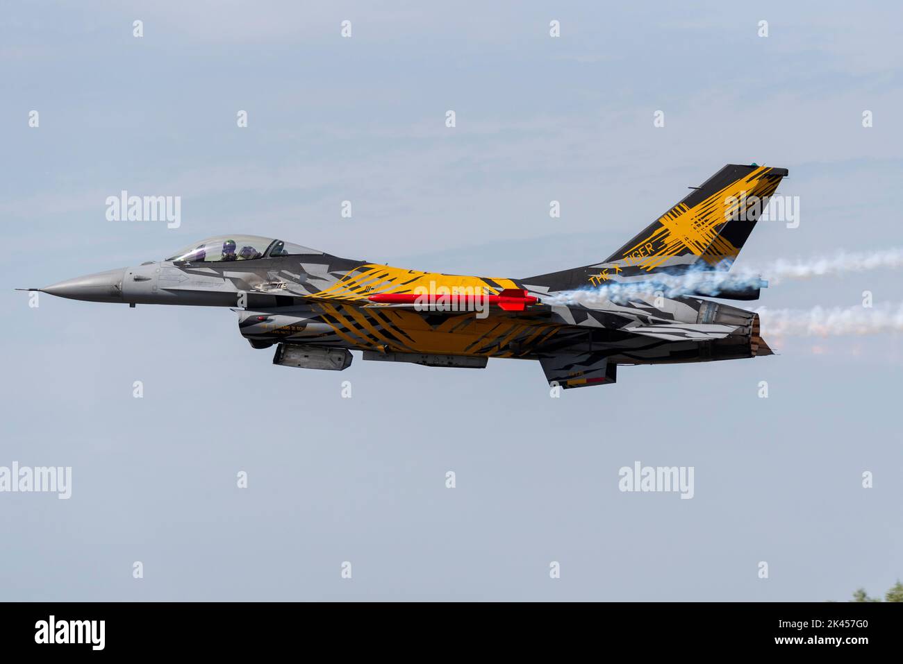 Belgian Air Component General Dynamics F-16AM Fighting Falcon Jet Kampfflugzeug in NATO Tiger Meet speziellen Schema, fliegen auf RIAT Airshow. Belgien Stockfoto