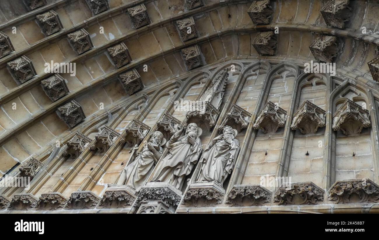 Eine kleine Aufnahme der wunderschönen Skulptur auf der St. Veitsdom in Prag, Tschechien Stockfoto