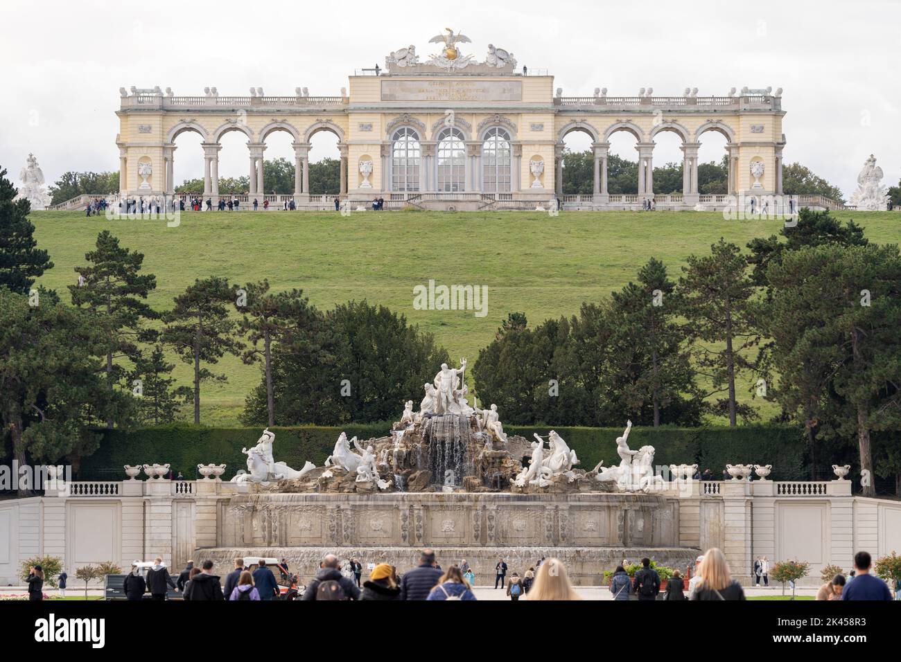 Schloss Schönbrunn mit Neptunbrunnen und Gloriette im Hintergrund in Wien, Österreich Stockfoto