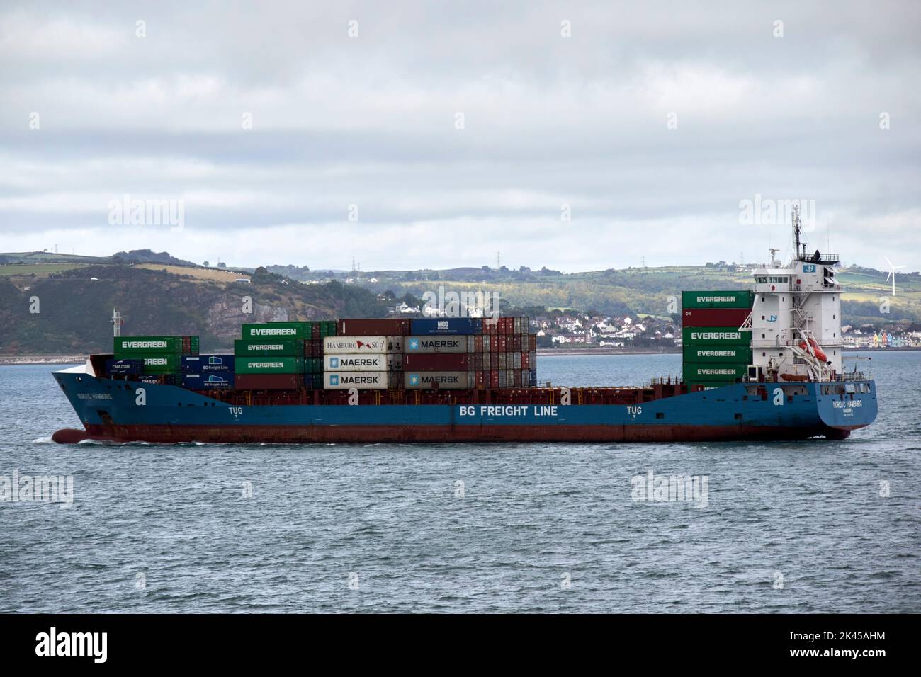 nordisches hamburger Containerschiff, das Container nach Nordirland belfast lough liefert Stockfoto
