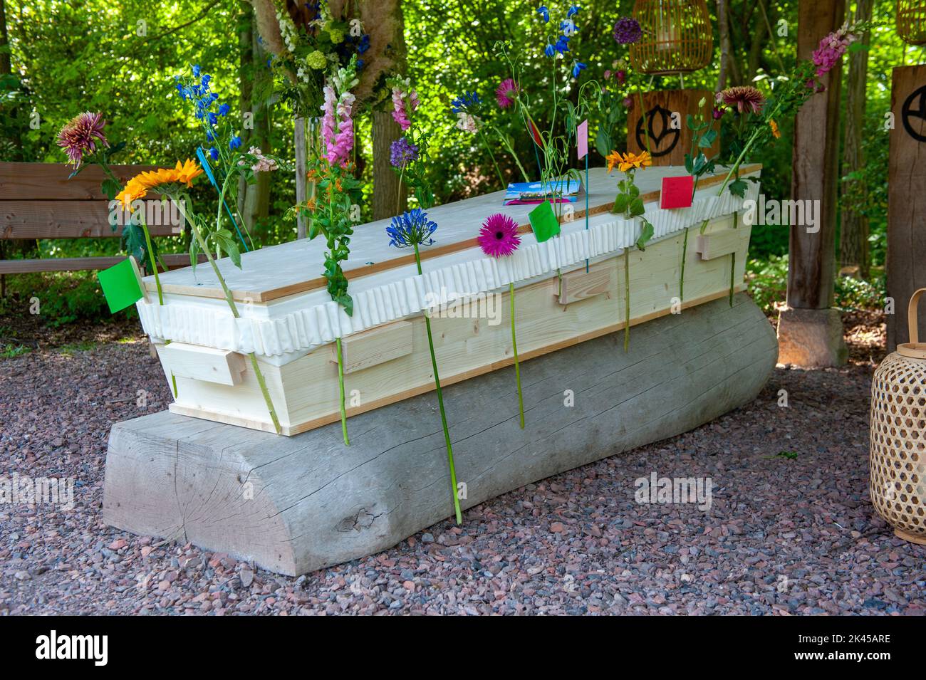 Ein Sarg, in dem Sie Blumen und Karten auf der Außenseite befestigen können. Stockfoto