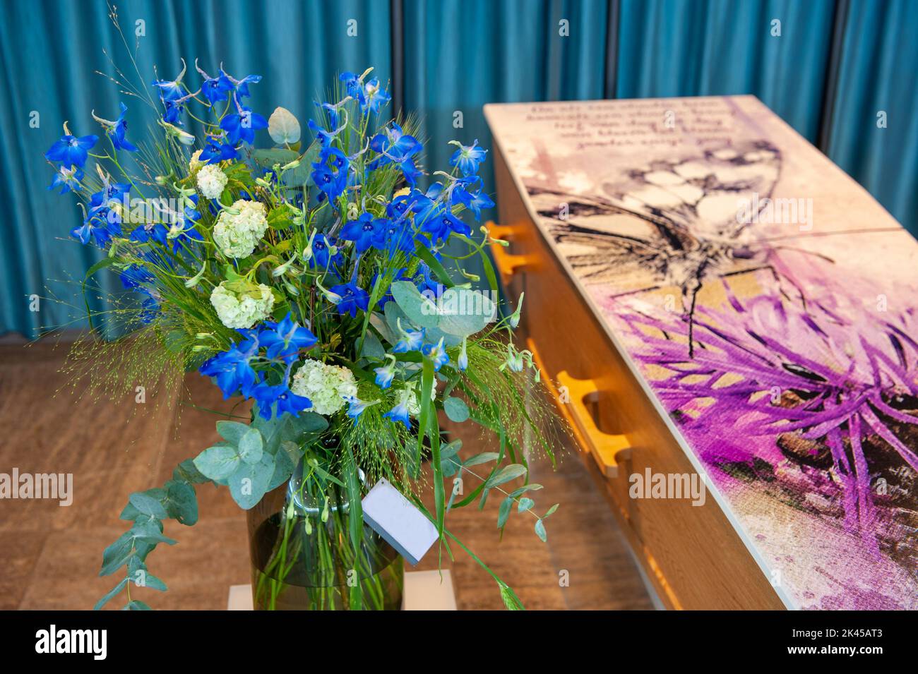 Ein Sarg mit Blumenarrangement in einem Beerdigungshaus Stockfoto