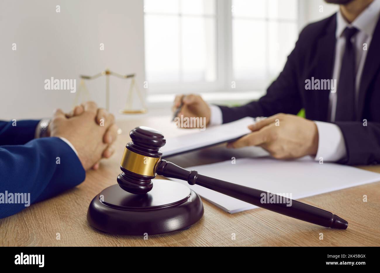 Gavel auf einem Schreibtisch im Büro eines Rechtsanwalts platziert, der Rechtsdienstleistungen für einen Mandanten erbrachte Stockfoto