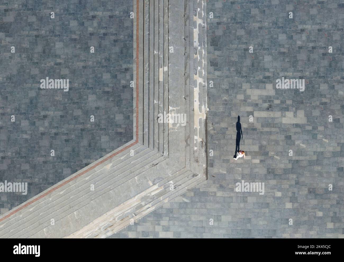 Eine Frau, die in der Stadt Rollschuhfahren kann Stockfoto