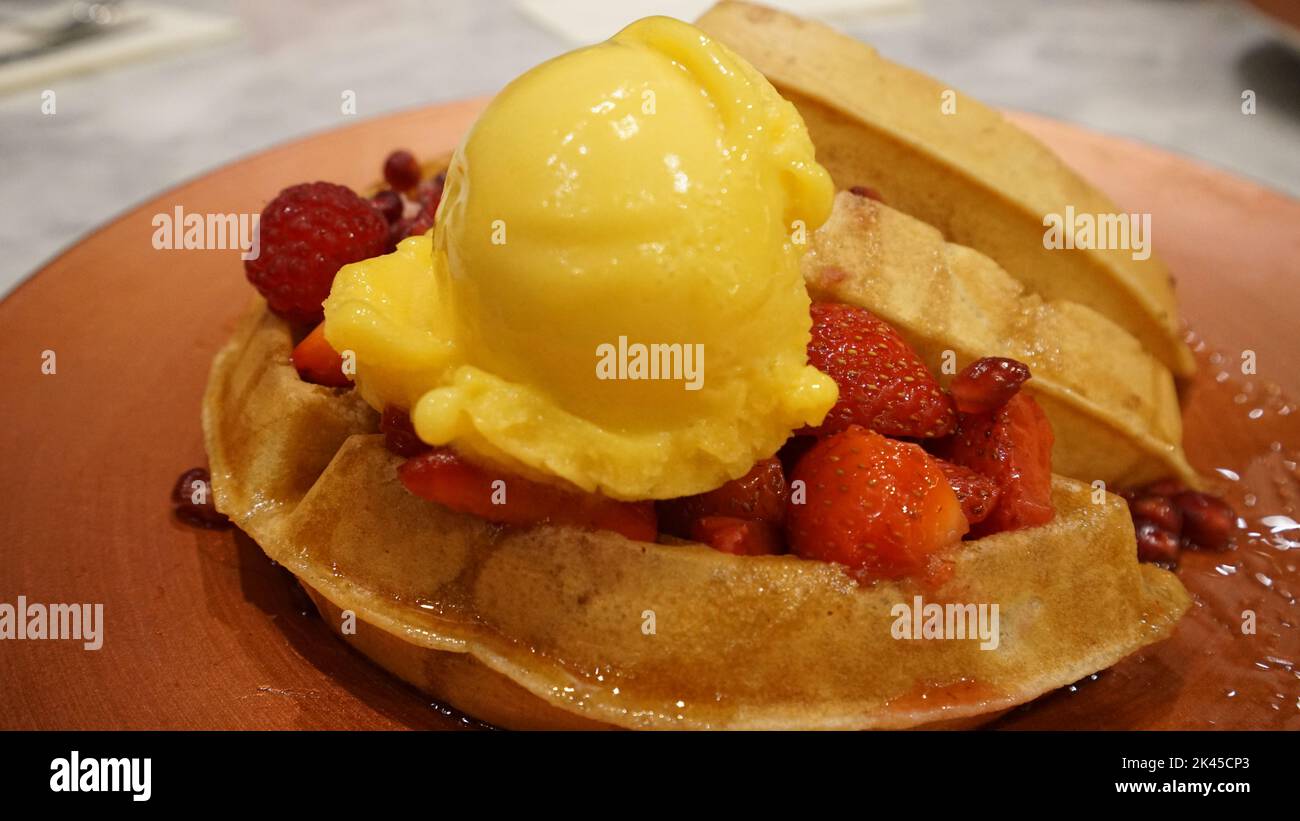 Belgische waffel mit schokosauce -Fotos und -Bildmaterial in hoher ...