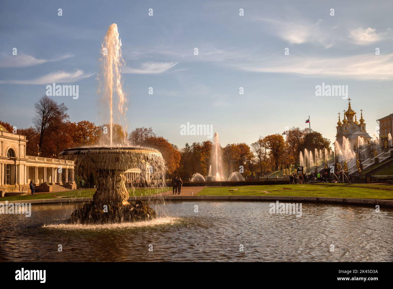 Peterhof, St. Petersburg, Russland - 06. Oktober 2021: Unterer Park an einem sonnigen Herbsttag. Brunnenschale und die große Kaskade des Peterhof-Schlosses Stockfoto