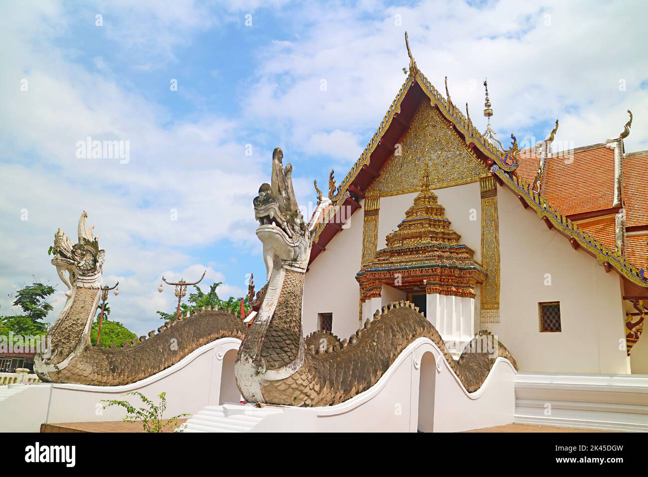 Der Wat Phumin Tempel, der im Hauptgebäude Ucobot und Wiharn (Anbetungshalle und Ordinationshalle) in der Provinz Nan, Thailand, vereint Stockfoto