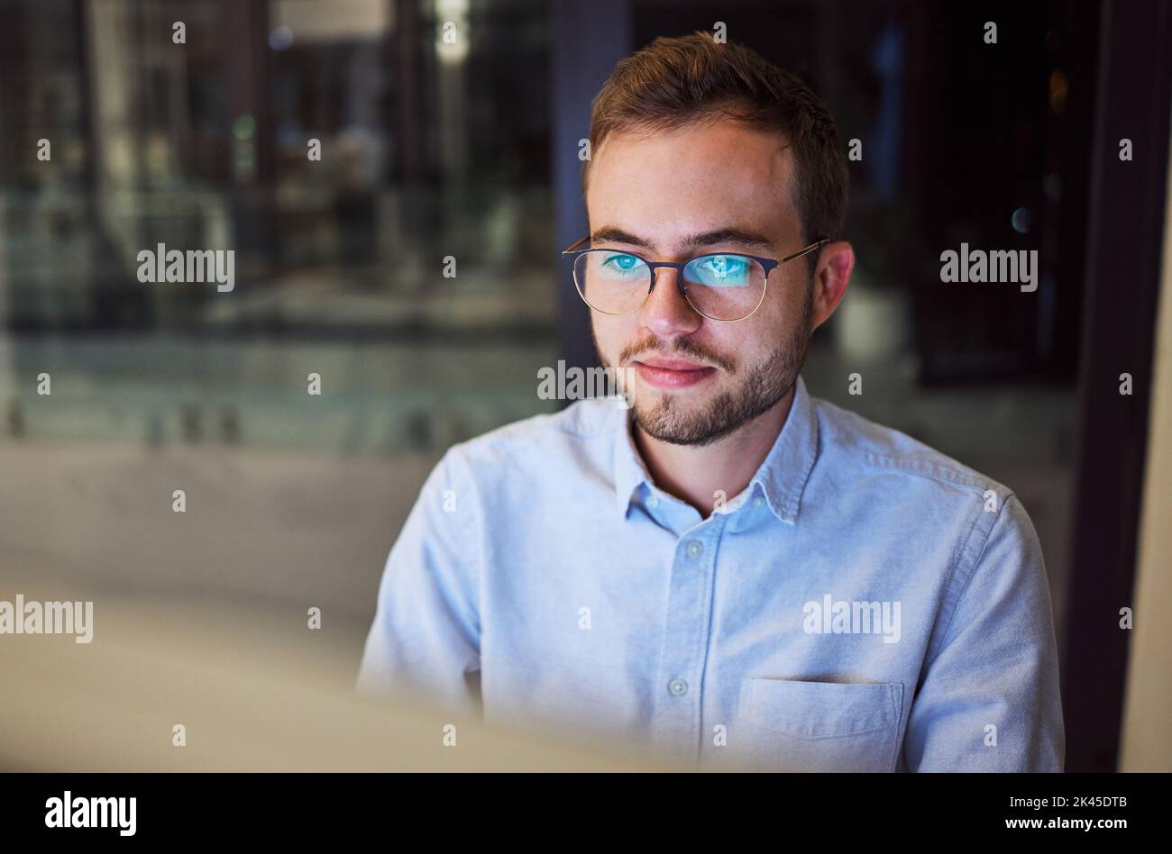 Nachtarbeit, geschäftliche E-Mails und ein Geschäftsmann, der einen Unternehmensvorschlag auf einem Computer in einem dunklen Büro plant. Codierungsprogrammierer, der an Webdesign und arbeitet Stockfoto