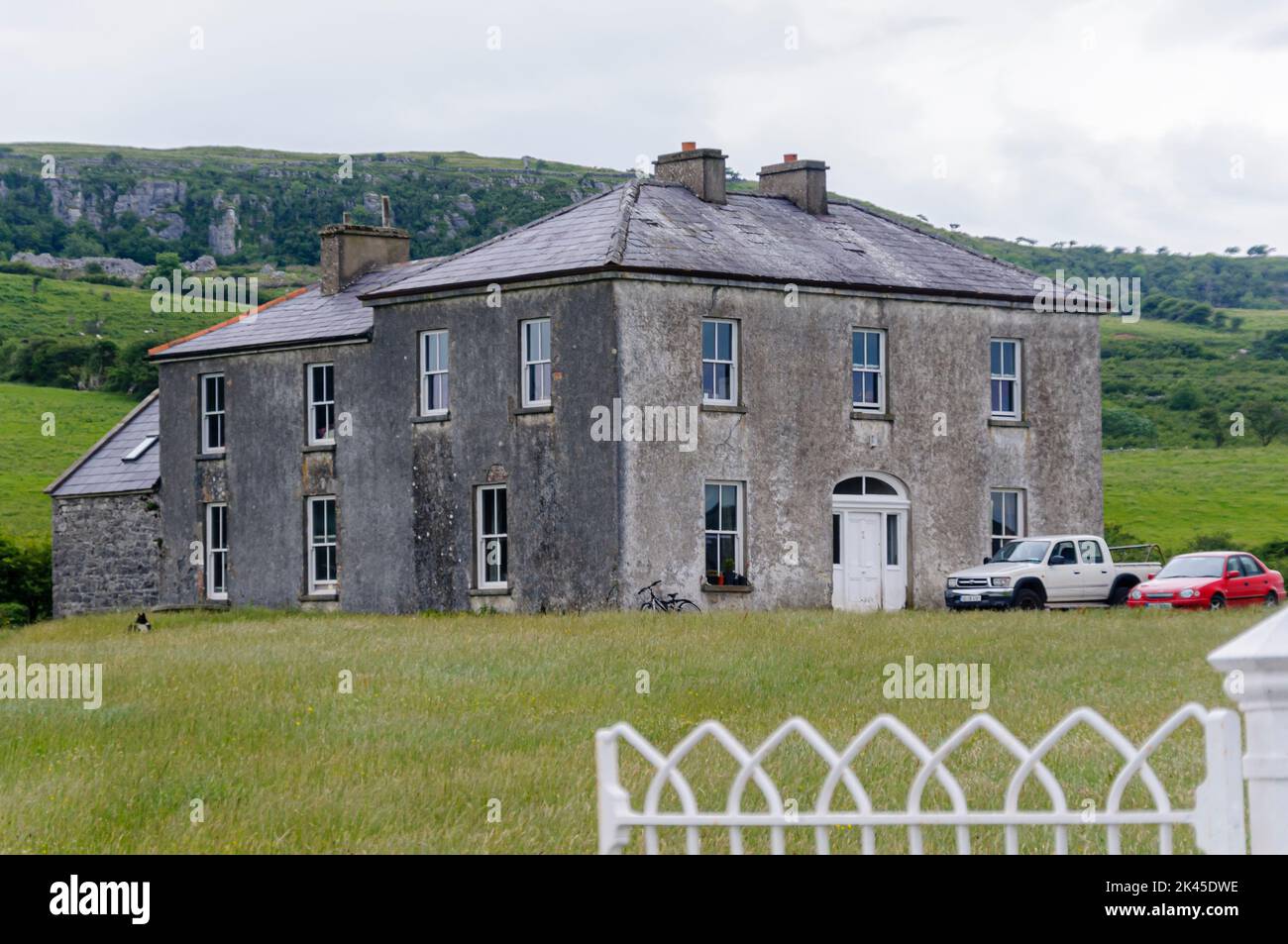 Glanquin Farmhouse, Grafschaft Clare, wird im Rahmen der Fernsehsendung „Father Ted“ als schroffen Inselgemeinschaftshaus verwendet. Stockfoto