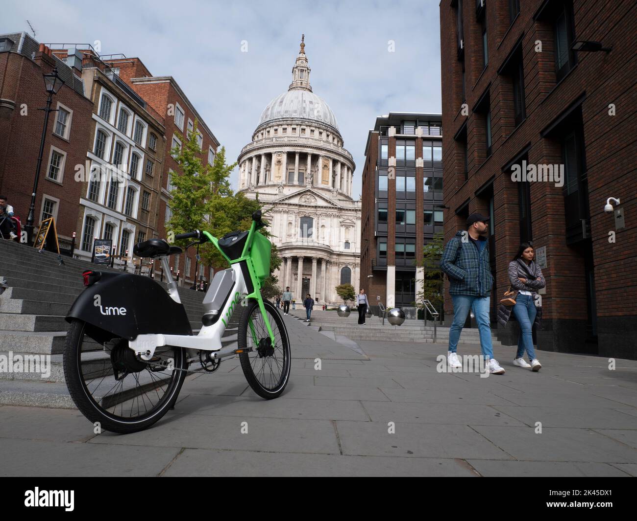 Lime Electric Verleih-E-Bike in der Nähe der St Pauls Cathedral, City of London, Stockfoto