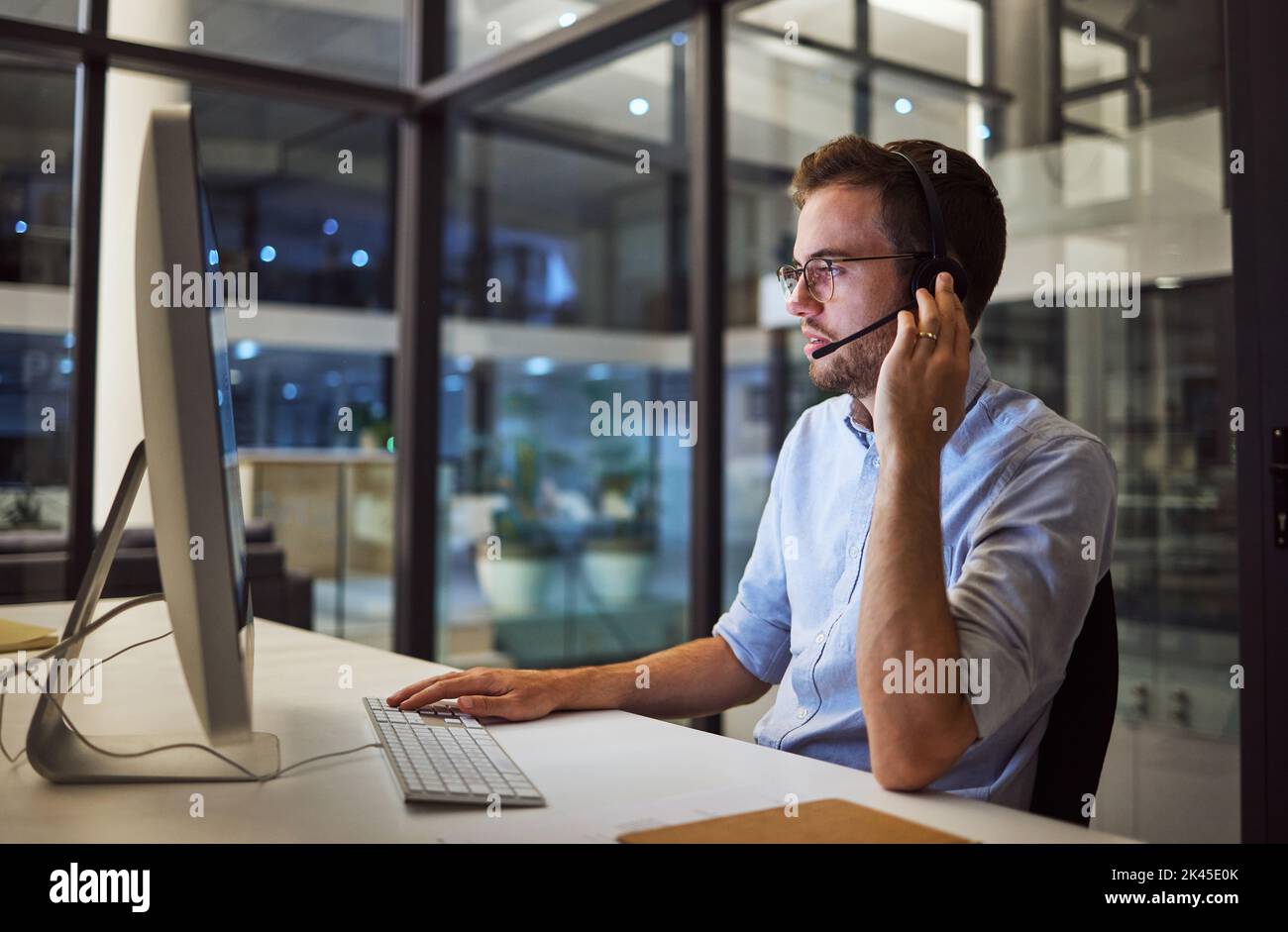 Call Center Geschäftsmann, Nacht Tech-Support und Computer-Telemarketing, Beratung und kontaktieren Sie uns für Kundenservice. Desktop-IT-Techniker, Web Stockfoto