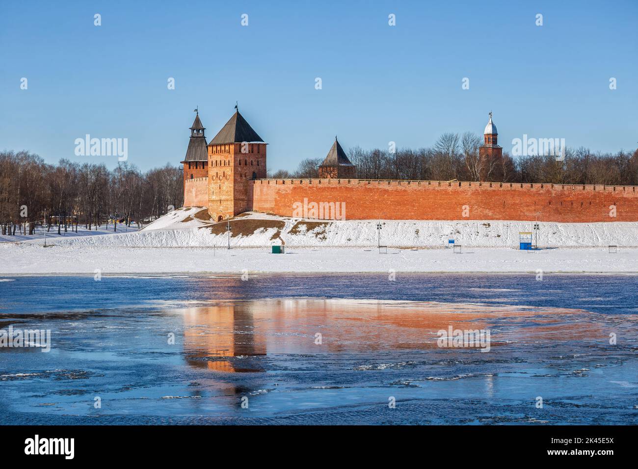 Frühfrühling in Veliky Nowgorod. Die Türme des Kremls von Nowgorod spiegeln sich in den schwimmenden Eisschollen wider Stockfoto