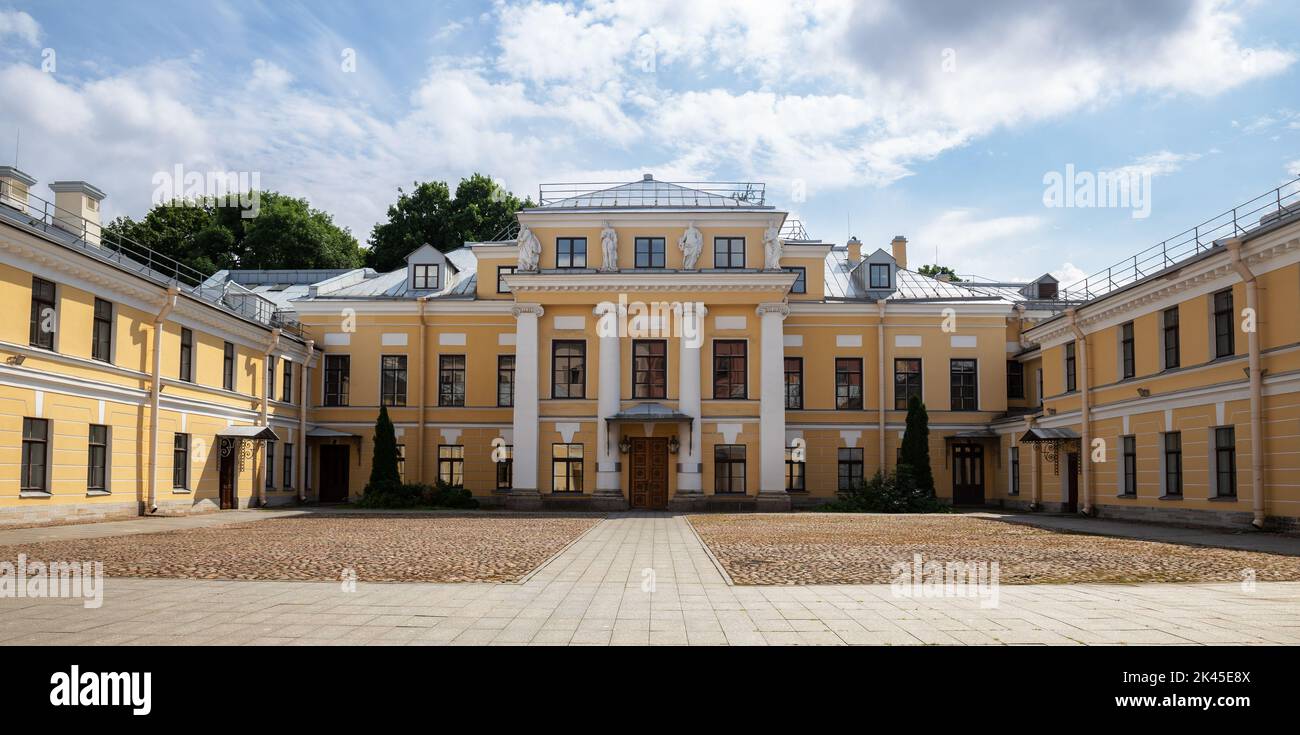 Palast der Grafen Bobrinsky, Panoramablick auf die Fassade von der Seite des Vorhofs. Galernaya Street, St. Petersburg Stockfoto