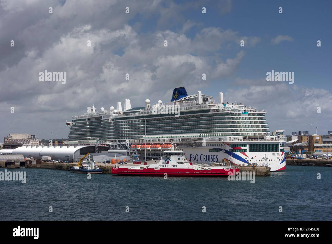 P&O Cruises Iona Schiff im Hafen von Southampton, Southampton, Großbritannien Stockfoto