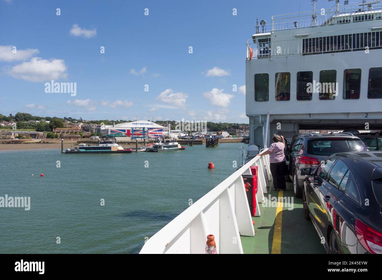 Fähre nähert sich dem Hafen in East Cowes, Isle of Wight, Großbritannien Stockfoto