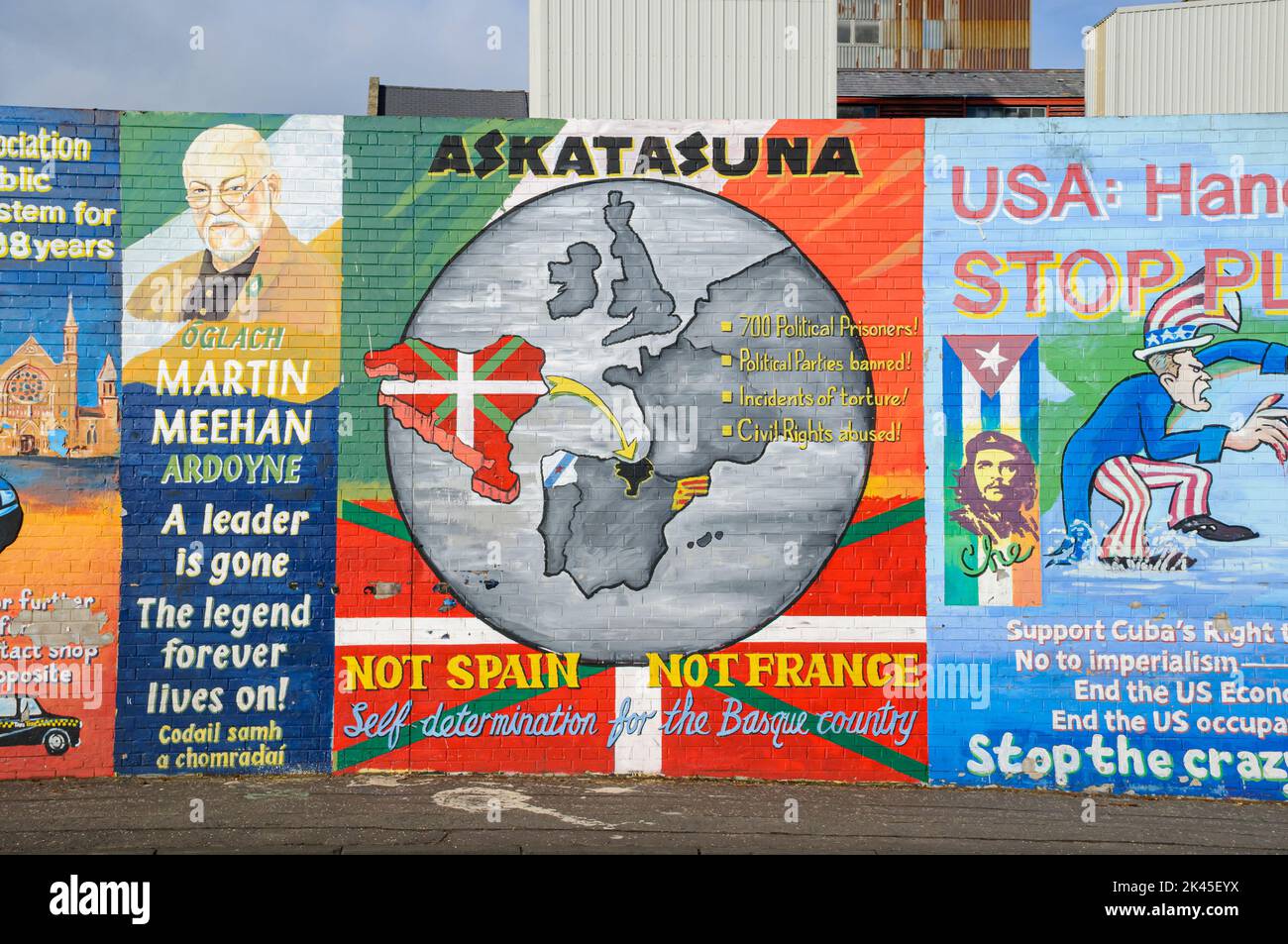 Republikanisches/nationalistisches Wandgemälde „Askatasuna nicht Spanien, nicht Frankreich Selbstbestimmung für das Baskenland“, Divis Street/Falls Road, Belfast, Nordirland. Stockfoto