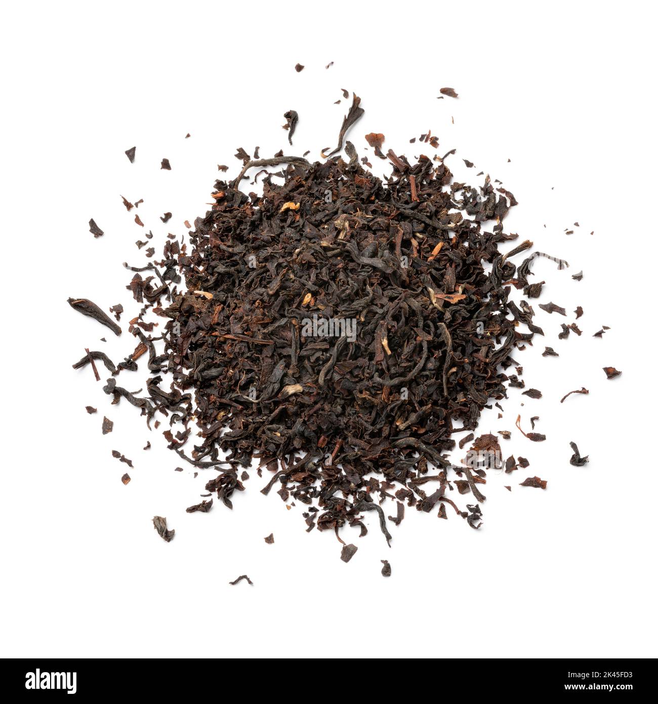 Haufen getrockneter Ostfriesen-Teeblätter isoliert auf weißem Hintergrund Stockfoto