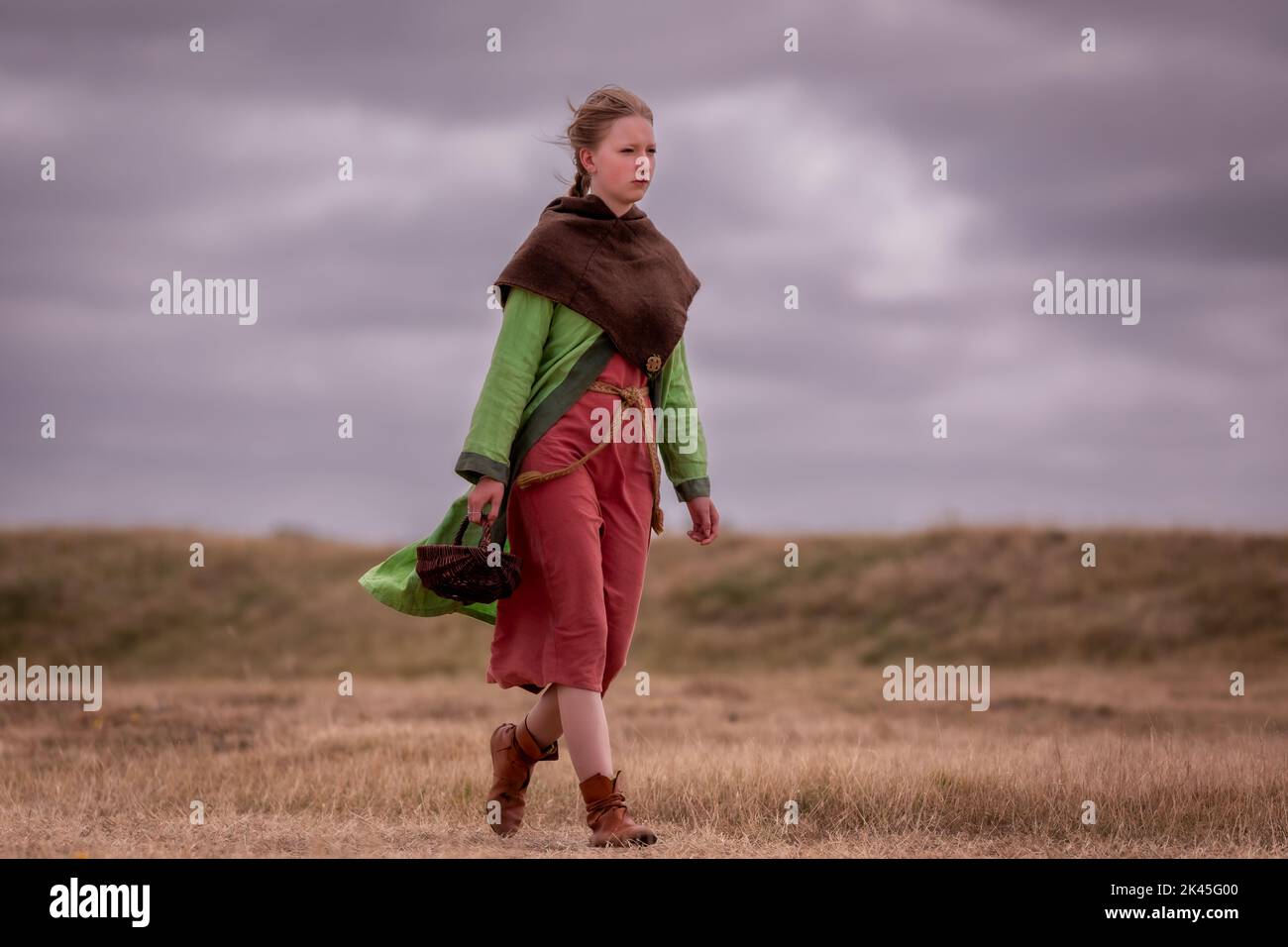 Frau, die am Trelleborg Vikings Festival, Trelleborg, Dänemark, teilnimmt Stockfoto