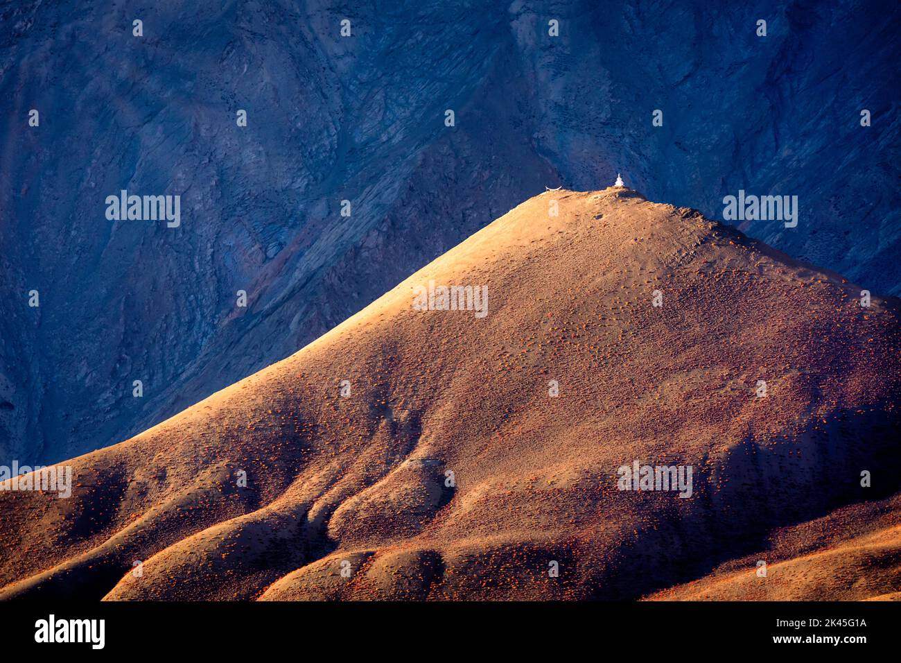 Einsame Stupa auf einem Berggipfel, Ladakh, Indien Stockfoto