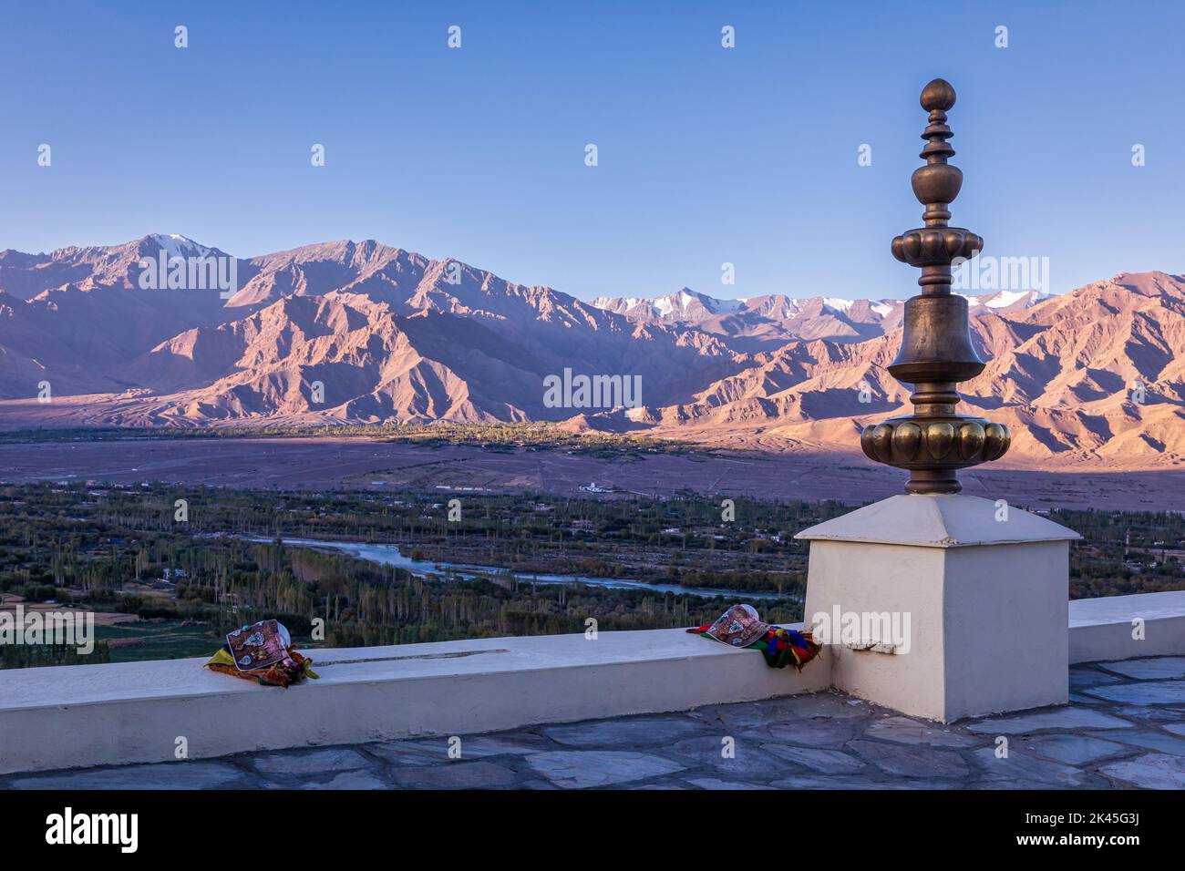 Der Blick vom Dach des Thikse-Klosters (Gompa), Ladakh, Indien Stockfoto