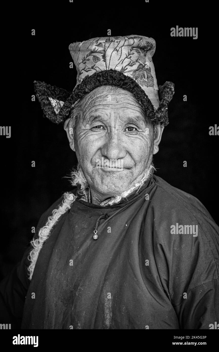 Älterer Mann in traditioneller Ladakhi-Kleidung, Kloster Spituk (Gompa), Bezirk Leh, Ladakh, Indien Stockfoto