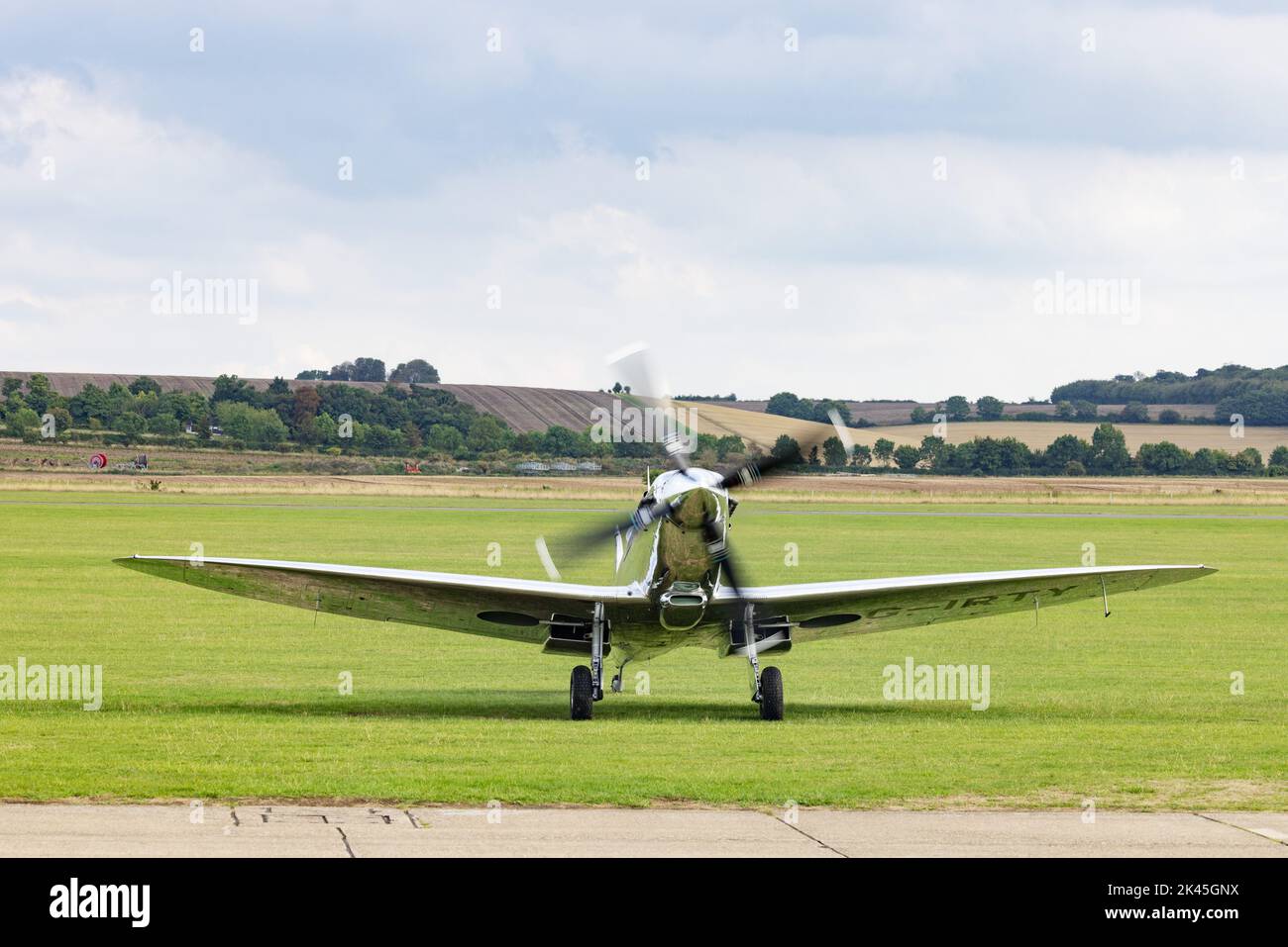 Supermarine Spitfire Mk IX, bekannt als „Silver Spitfire“, ein klassisches Flugzeug aus dem Weltkrieg 2, das am Boden des Imperial war Museum Duxford UK zu sehen war Stockfoto