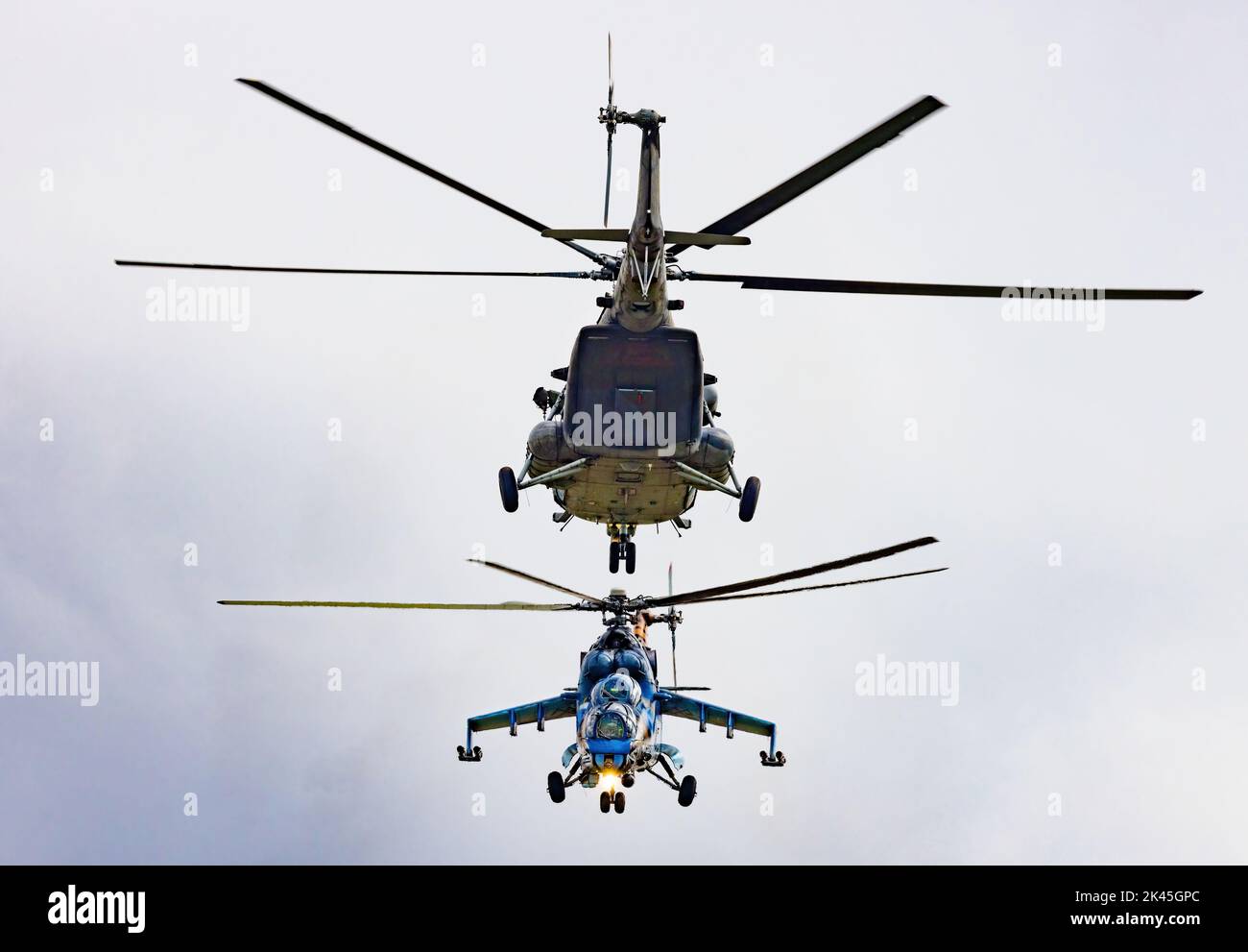 Zwei Militärhubschrauber, die Kunstflug machten, russische machten Mil Mi 17 und Mil Mi 24,35 Hind Chopper mit der tschechischen Luftwaffe, auf der Duxford Airshow, Großbritannien Stockfoto