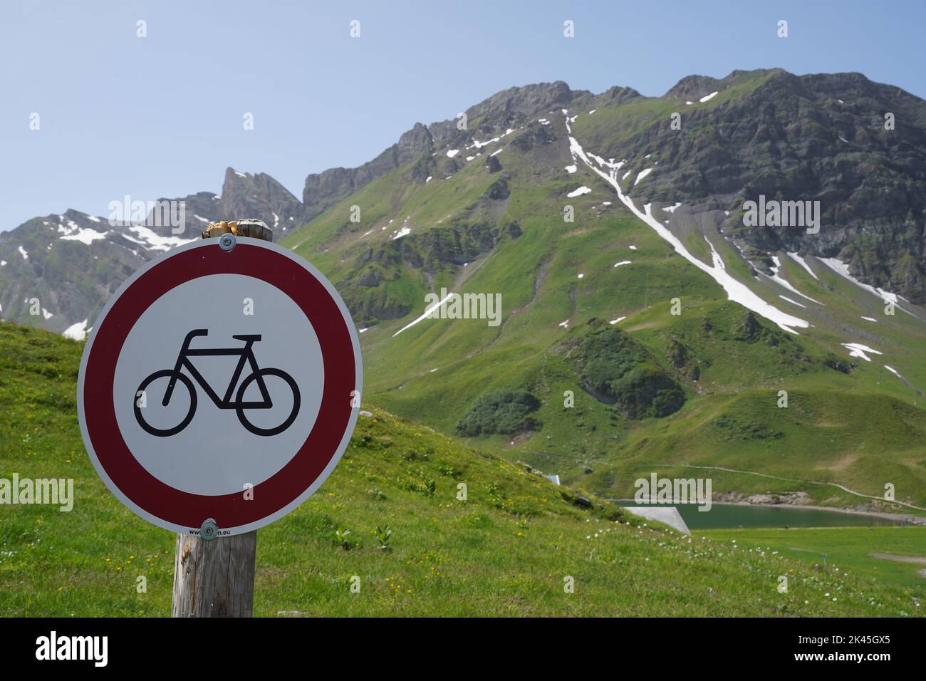 Verbot Verkehrsschild Keine Fahrräder an einem Holzmast befestigt. Stockfoto