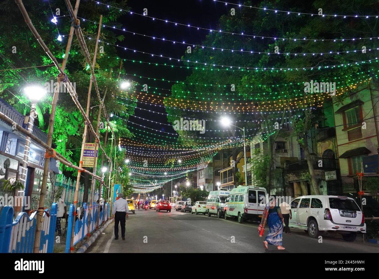 Die Kolkata Straße wird wegen des berühmten Festivals durga Puja beleuchtet Stockfoto