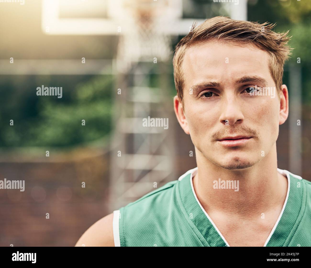 Basketball, Fitness-Mann und Gesicht mit Zielen für Wellness-Übungen, Wettkampftraining oder professionelles Training. Porträt, Sportler und Spieler Stockfoto