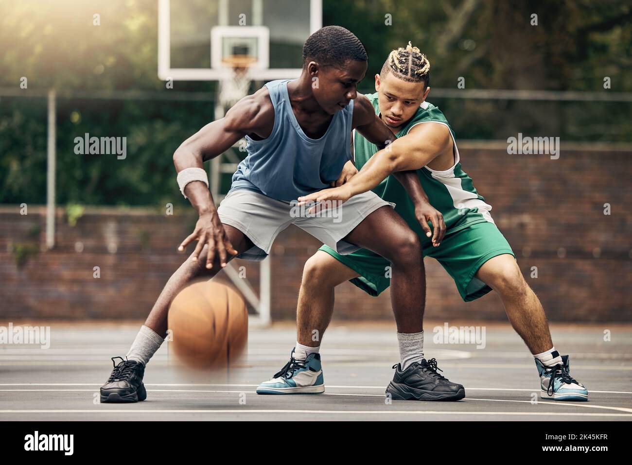 Basketballsport, Outdoor-Spiele und Männer trainieren auf dem Platz für professionelle Veranstaltungen mit Energie zusammen. Athletenteam spielt schnelle Sportarten in Stockfoto