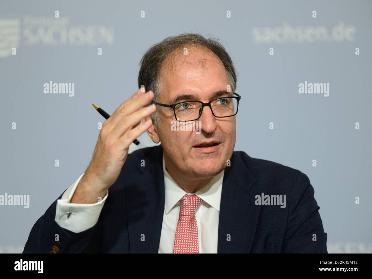 30. September 2022, Sachsen, Dresden: Peter H. Seeberger vom Max-Planck-Institut für Kolloide und Grenzflächen spricht als Direktor des Zentrums für Transformation der Chemie (CTC) während einer Pressekonferenz in der Staatskanzlei über die weiteren Pläne zur Errichtung der Großforschungszentren in der Lausitz und im Mitteldeutschen Bergbaubezirk. Das Deutsche Zentrum für Astrophysik (DZA) in der Lausitz und das Zentrum für Transformation der Chemie (CTC) im Mitteldeutschen Bergbaubezirk setzten sich im Wettbewerb „Wissen schafft Perspektiven für die Region“ durch. Foto: Robert Micha Stockfoto