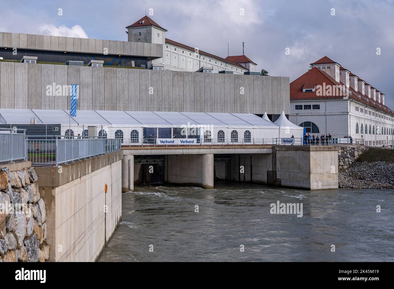 30. September 2022, Bayern, Töging am Inn: Das Wasserkraftwerk Jettenbach-Töging. Das Wasserkraftwerk, das zu einem Preis von rund 250 Millionen Euro saniert wurde, wurde mit einer Zeremonie offiziell in Betrieb genommen. Foto: Armin Weigel/dpa Stockfoto